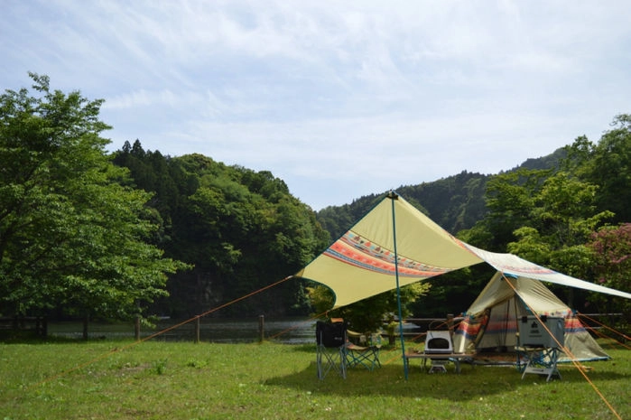 キャンプ場に張られたロゴスのテントとタープ