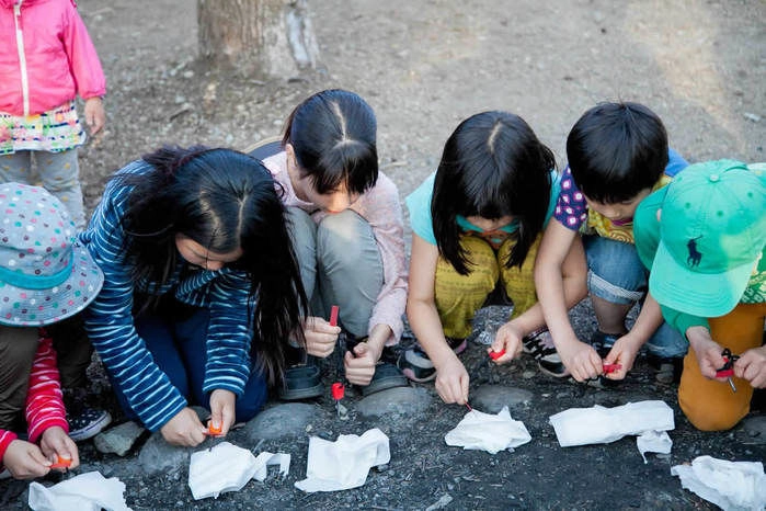イベントに参加している子供達の写真