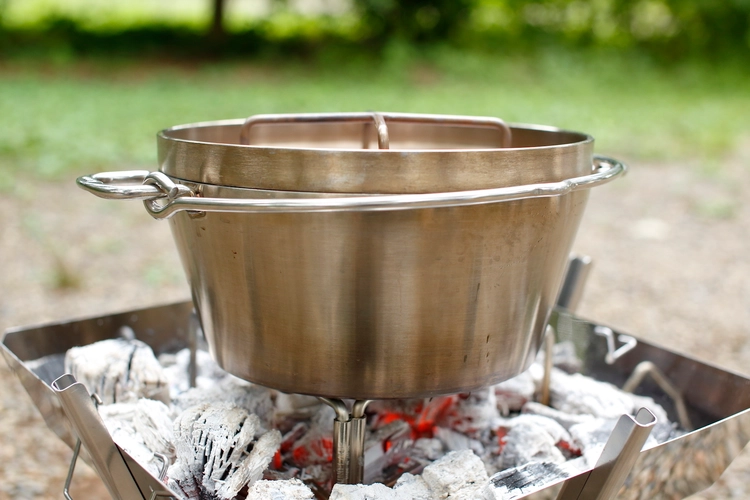 SOTOのステンレスダッチオーブンの魅力とは？注意点やアイテムも紹介