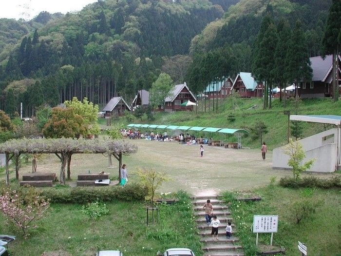 広場とコテージの写真