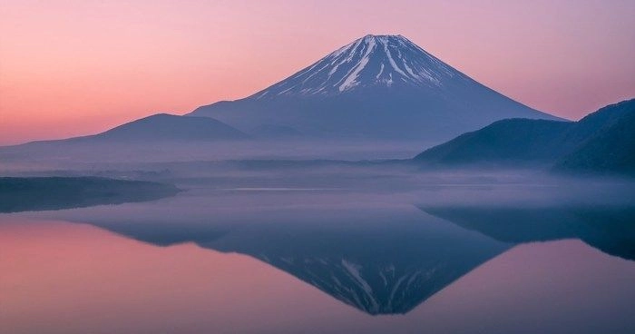 朝焼けに照らされた富士山の写真