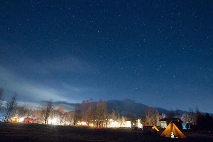 テントサイトからの夜空の写真