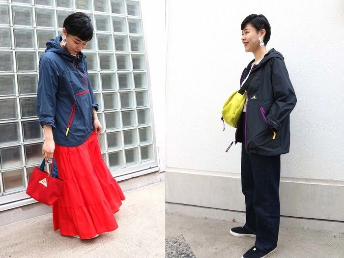 アウトドアのアパレルをおしゃれに着ている女性の写真