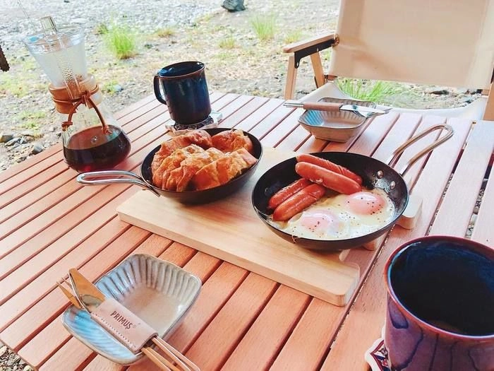ユニフレームちびパンが並ぶキャンプの食卓
