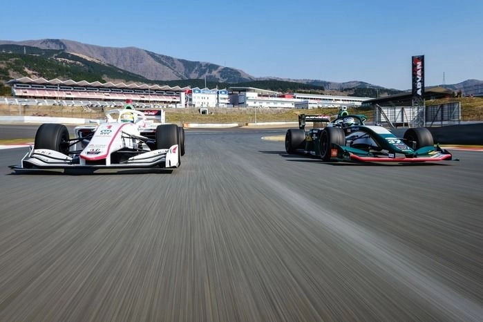 富士スピードウェイで走るレーシングカー