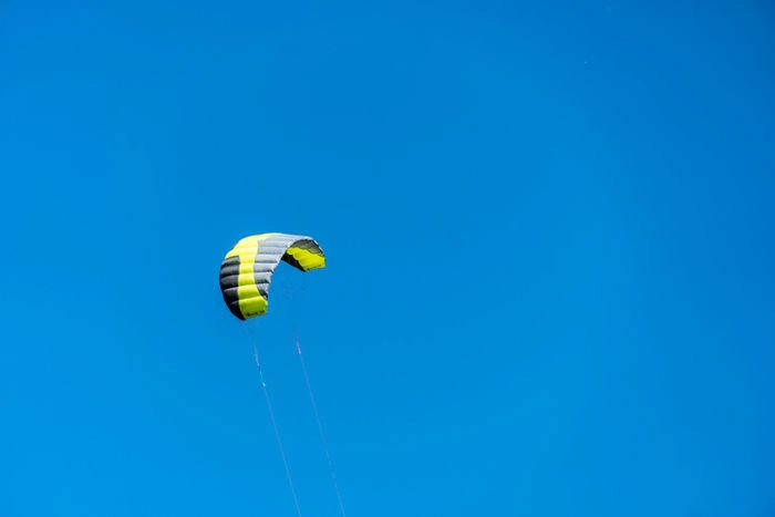 パラコードが空に飛んでいる様子