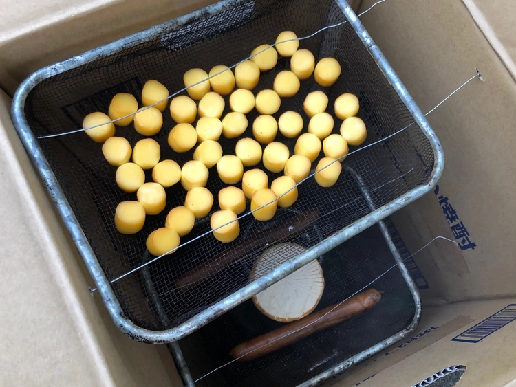 材料費はたったの400円 簡単に作れる我が家の使い捨て燻製器 キャンプ アウトドア情報メディアhinata