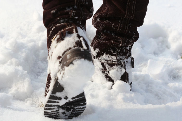 雪の中を歩くブーツ
