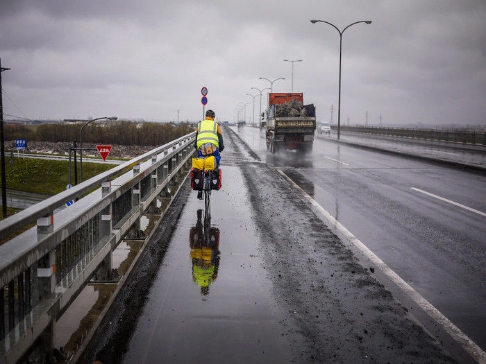 雨の中の自転車
