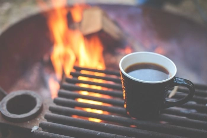 焚き火のそばのコーヒー