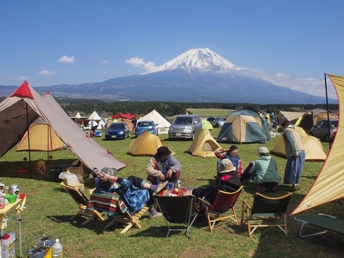 富士山の裾野でのキャンプの様子