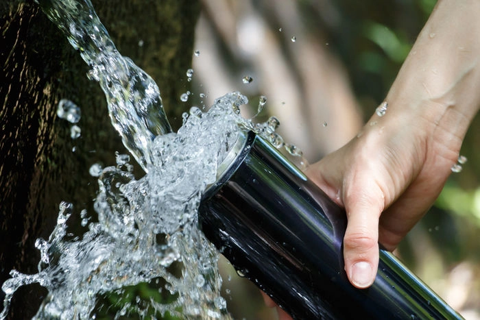 水を水筒に入れている様子