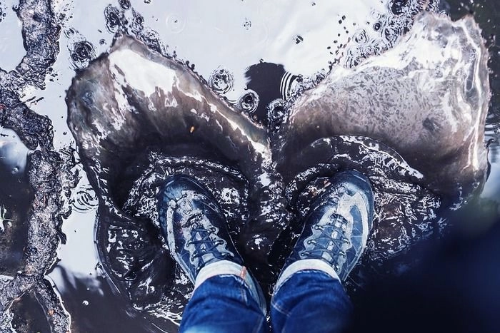 防水靴で水溜まりに入っている写真