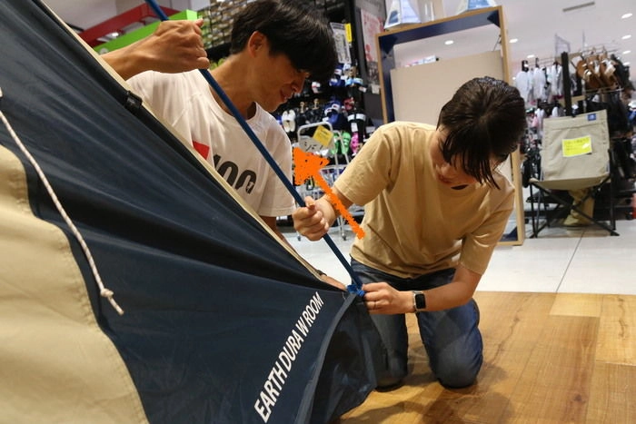 初心者こそ知っておきたい2ルームテント設営のコツとは 人気のテントを使って店舗で体験してみよう キャンプ アウトドア情報メディアhinata