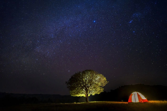 満点の星空の下に貼ってあるテントの写真