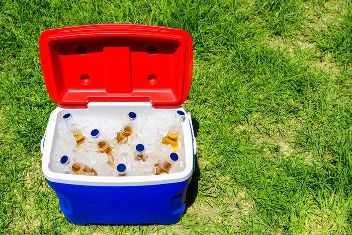 クーラーボックスで飲み物を保冷している様子