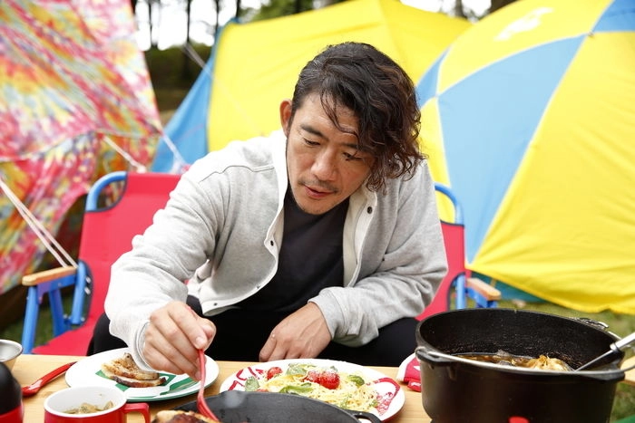 実用テクも披露 チャムスで作るtoshi Lowの簡単キャンプ飯 キャンプ アウトドア情報メディアhinata