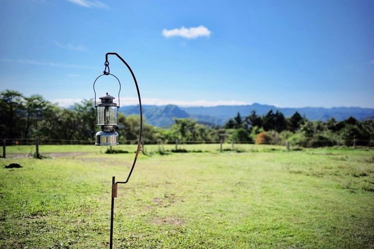 曲線美に脱帽。空に弧を描くランタンハンガー「OLD MOON」発売開始