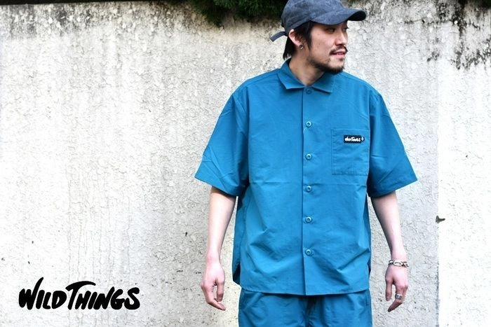 ワイルドシングスの服を着た男性