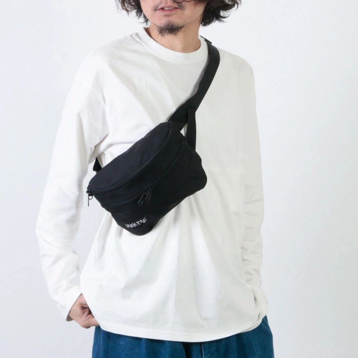 ザックパックのバッグを肩にかけた人