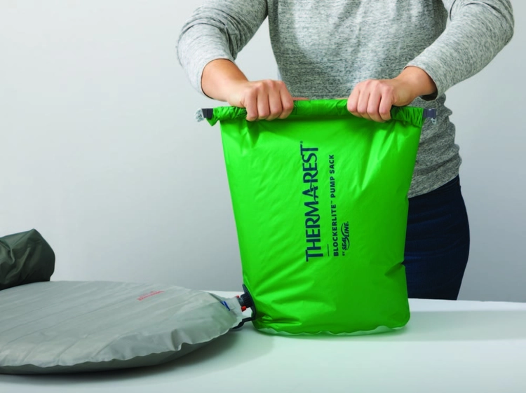◾使用2回のみ◾THERMAREST 折りたたみ式マット 収納袋付き サーマレストから準備撤収に革命を起こすマット登場！国内初の