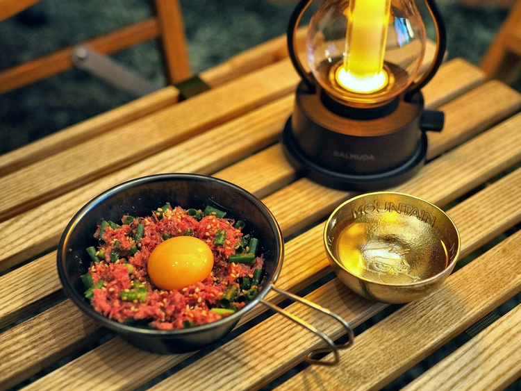 シェラカップに盛ったコンビーフユッケと日本酒