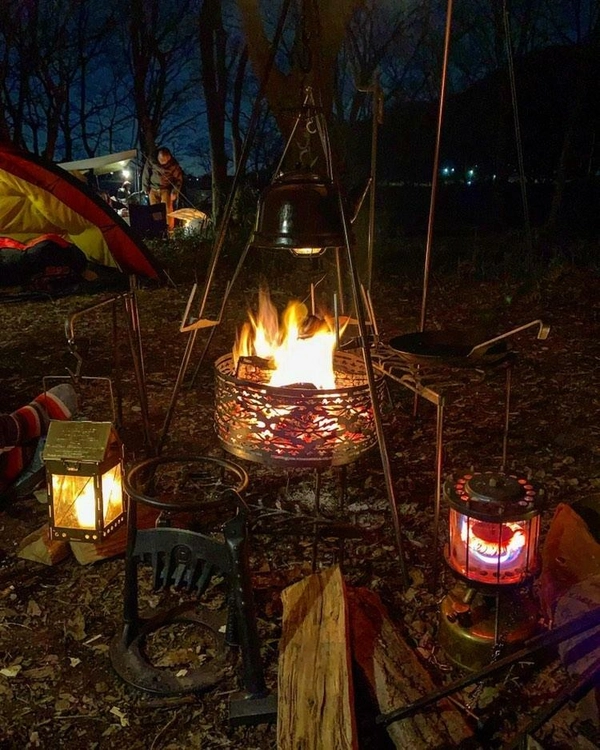 夜闇で揺れる焚き火