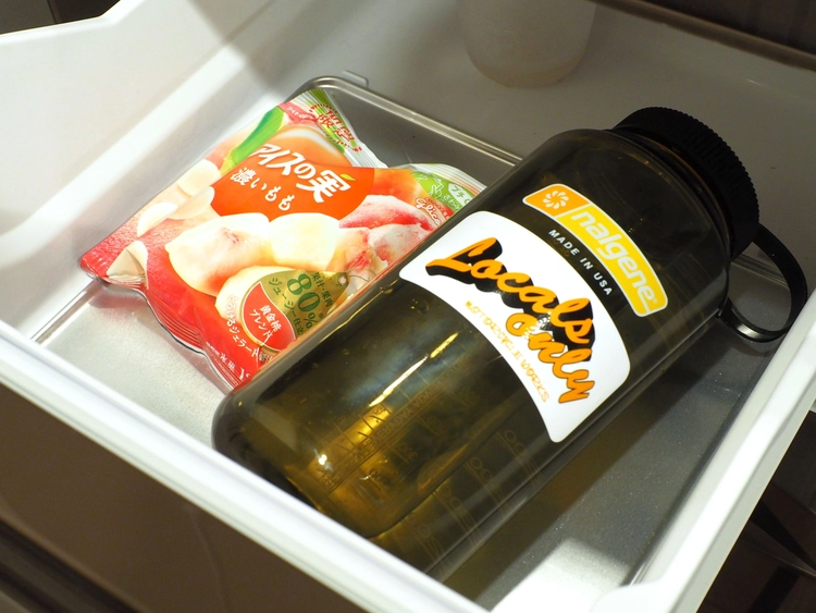 水を入れたナルゲンを冷凍庫に入れる様子