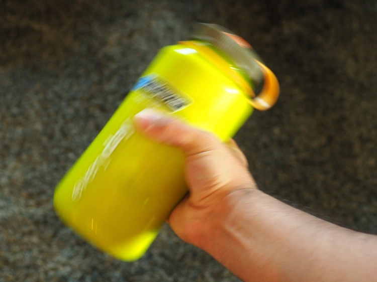 ナルゲンボトルを振る様子