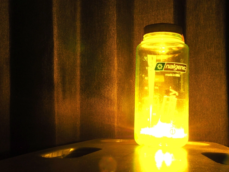 ナルゲンのボトルをLEDライトのシェードがわりに