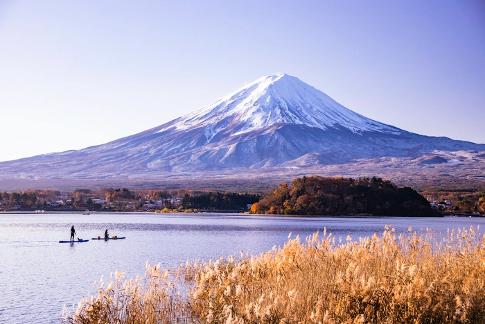 富士山を前にサップをする人たち