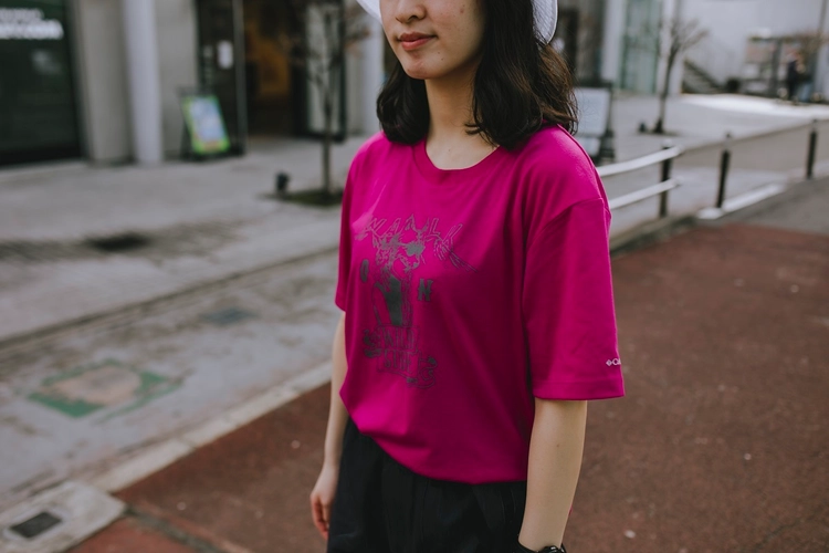 ビビットカラーの半そでTシャツを身に着けた女性