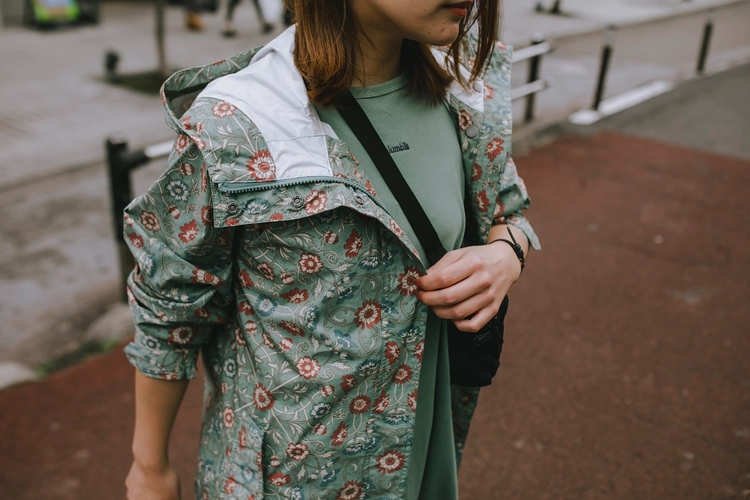 花柄のグリーンのアウターを着ている女性
