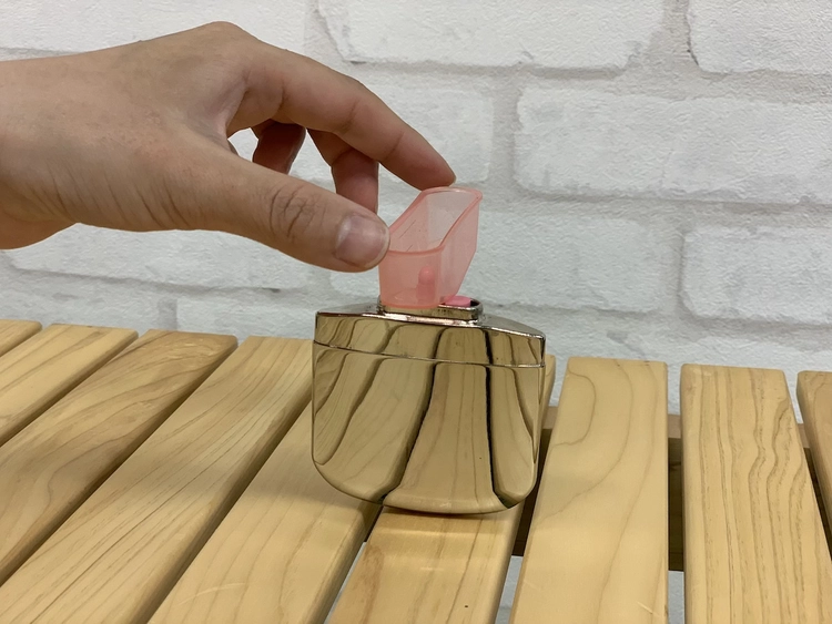 専用カップを90度に回転させる