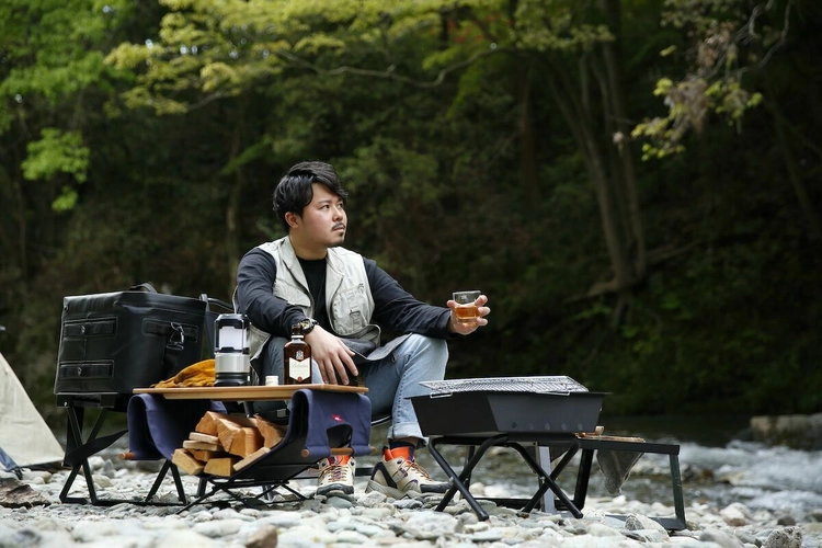 テントサイトでくつろぐ加藤さん