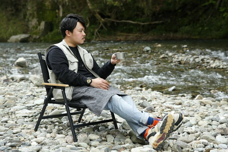 チェアで寛ぐ男性