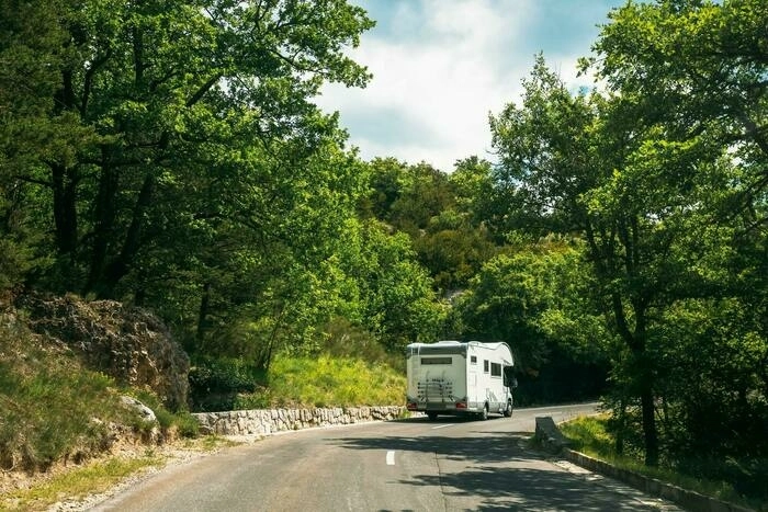 山道を走っているキャンピングカーの画像