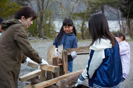 キャンプファイヤーの準備をしている子ども