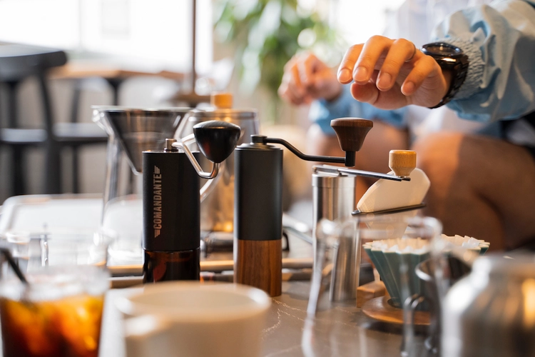 コーヒー器具がテーブルに広がっている様子