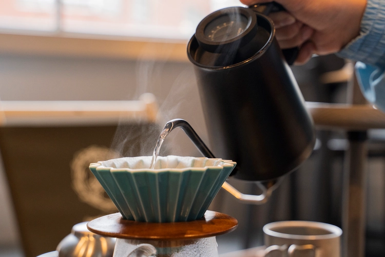 コーヒーをいれる様子