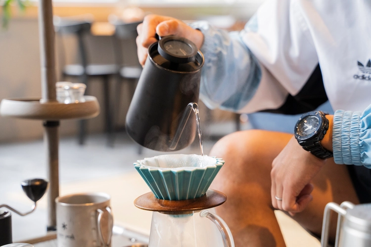 コーヒーフィルターを湯通ししている様子