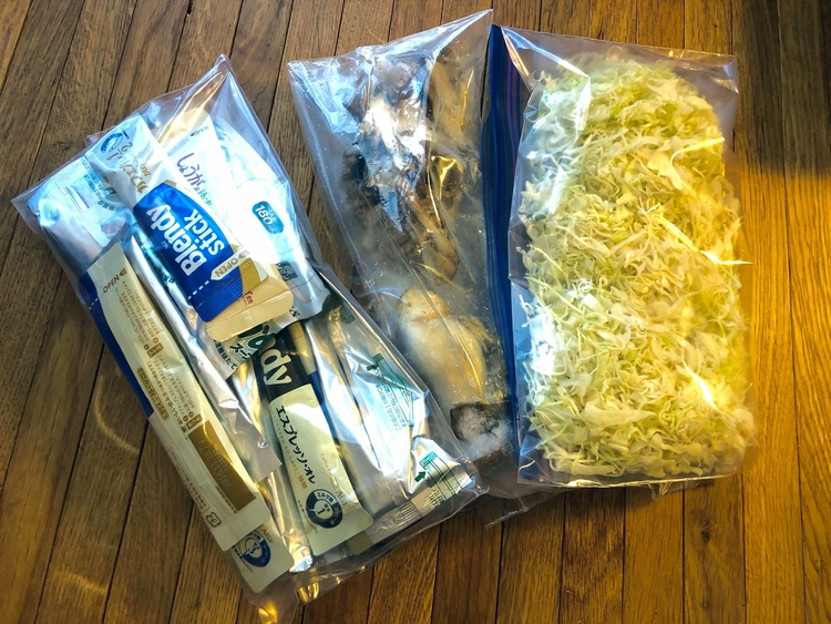 カットした野菜とパッケージから出したインスタントコーヒー