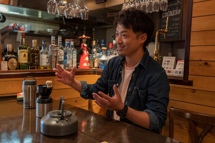 「CAMPERS PARADISE TOKYO」のオーナー・小松優介さん。