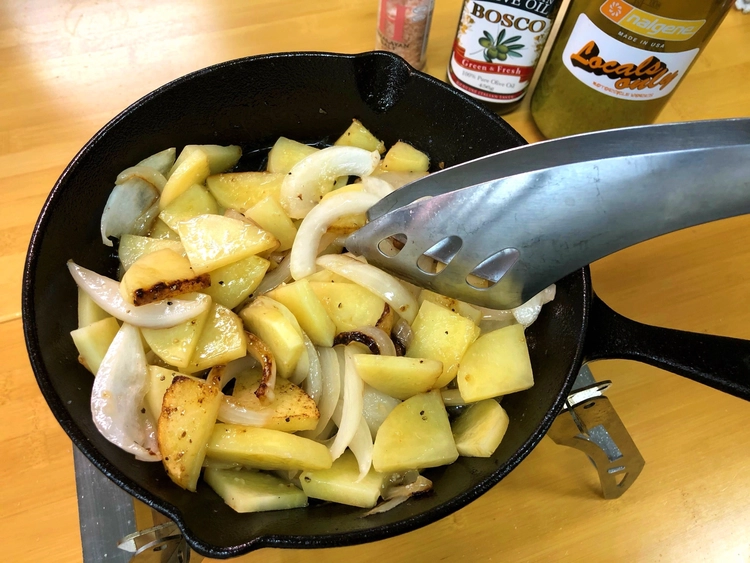 トルティージャの材料を炒める様子
