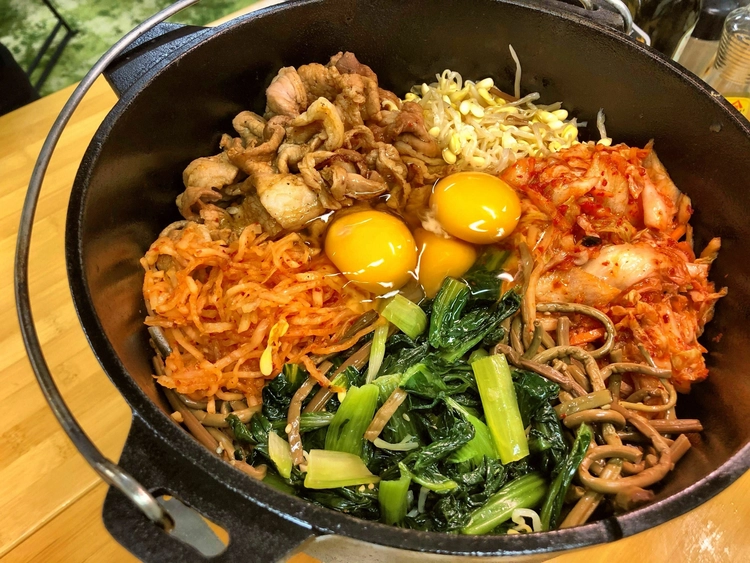ダッチオーブンで作るビビンパ