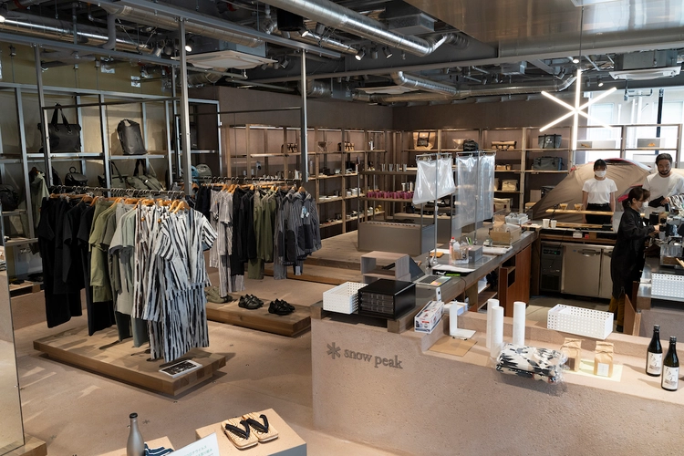Snow Peak LAND STATION HARAJUKUの内観