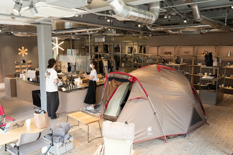 Snow Peak LAND STATION HARAJUKUの内観