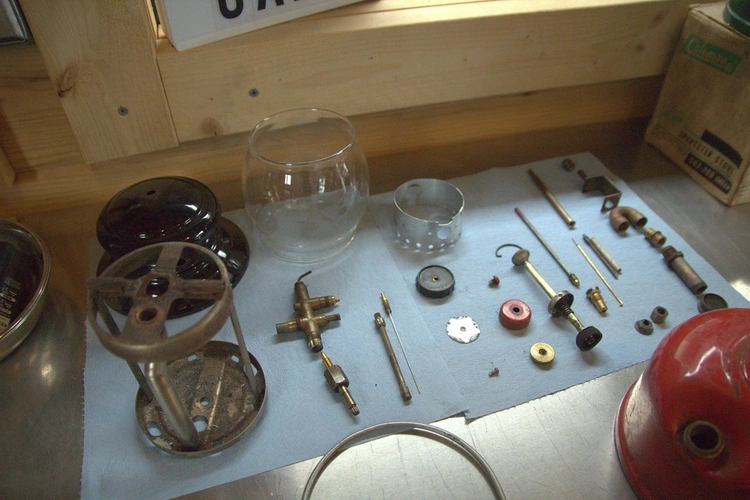 ランタンを解体している様子