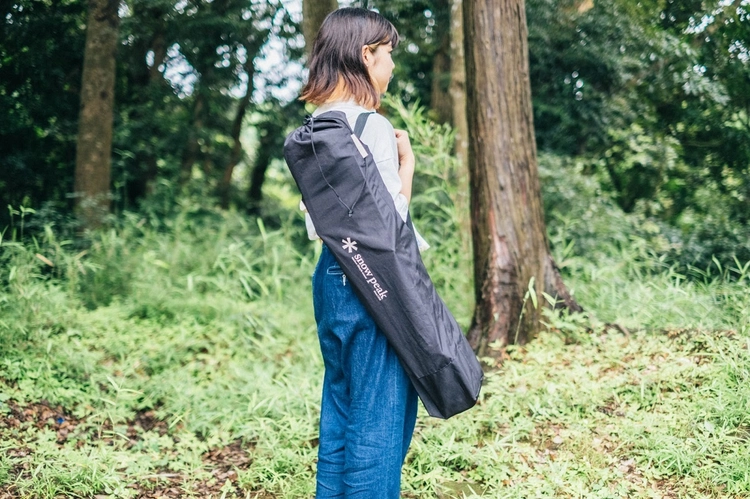 ローチェアショートを収納し、持ち運んでいる様子