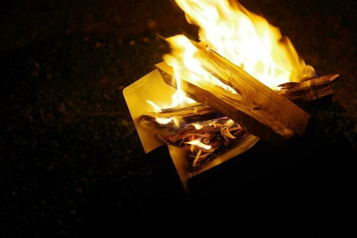 折りたたまないで抜群の収納！？L字型の画期的な焚き火台「flames